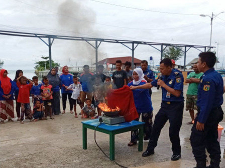  Warga Pulau Sebira Dilatih Penanganan Kebakaran 