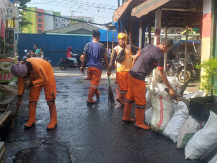  15 Personel PPSU Bersihkan Saluran di rW 03 Tegal Alur 