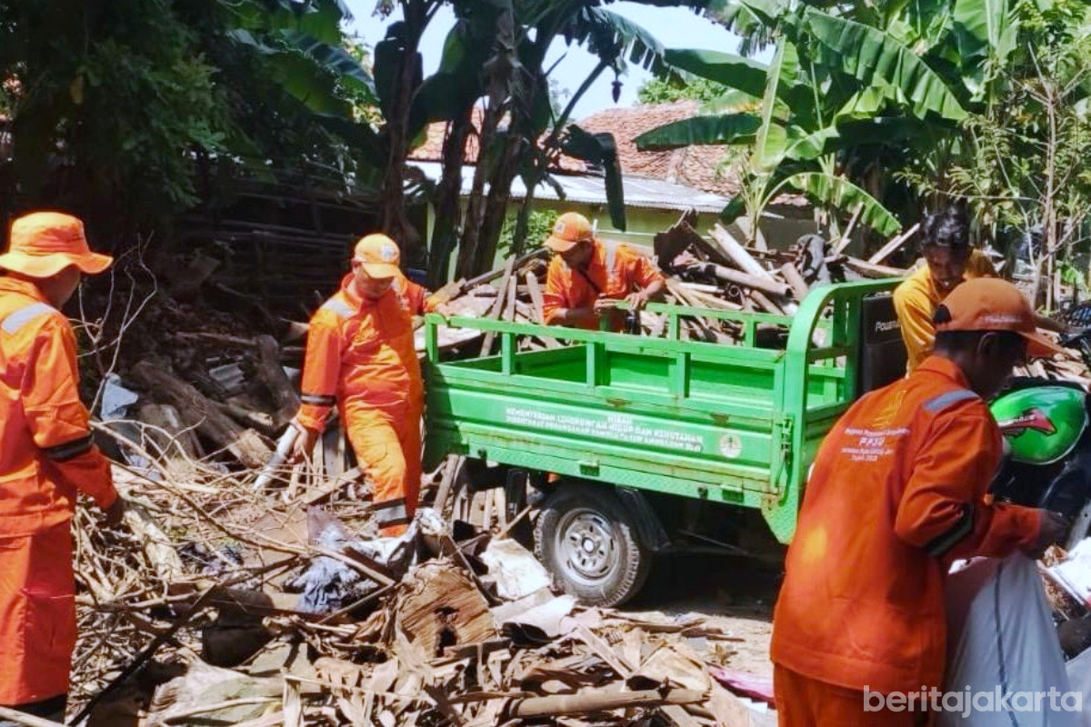 Petugas PPSU membersihkan lingkungan di RW 01-03 Pulau Untung Jawa