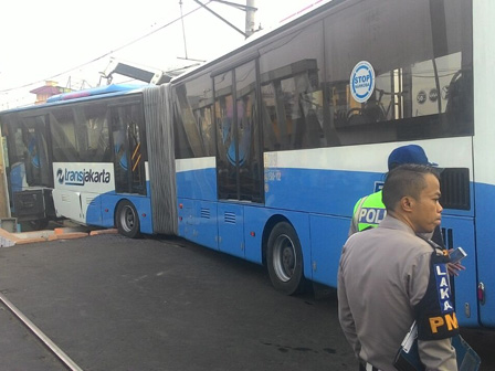 KA Senja Utama Solo Tabrak Avanza di Perlintasan KA Gunung Sahari