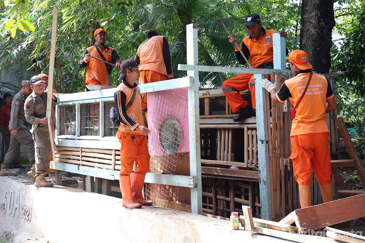 Penertiban kandang unggas di Bantaran Kali Sunter