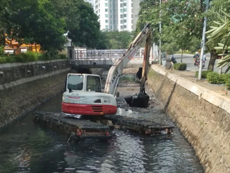 Endapan Lumpur Saluran PHb Kantor Walikota Jakbar Dikuras