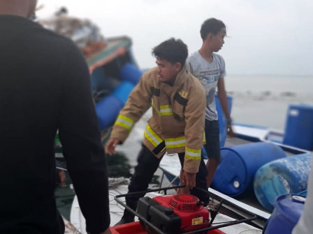  Petugas Berhasil Evakuasi Kapal Karam di Pulau Kelapa