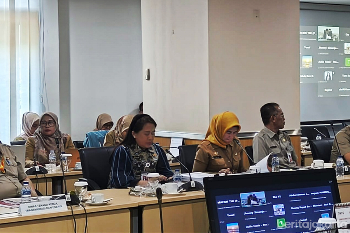 Kepala Dinas PPKUKM DKI, Elisabeth Ratu Rante Allo (tengah) saat Rapat Bapemperda DPRD DKI Jakarta