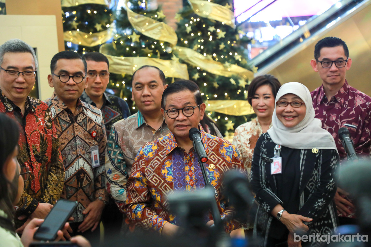 Pramono memberikan keterangan pers saat pembukaan Jakarta Festive Wonders 2025 