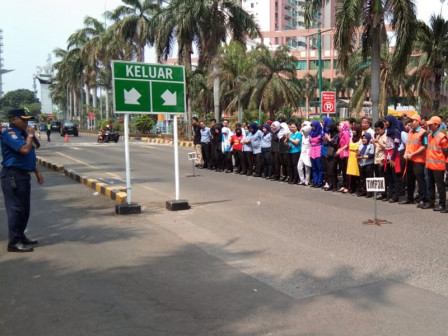  Ratusan Karyawan Pusat Perbelanjaan Mengikuti Simulasi Penanggulangan Kebakaran