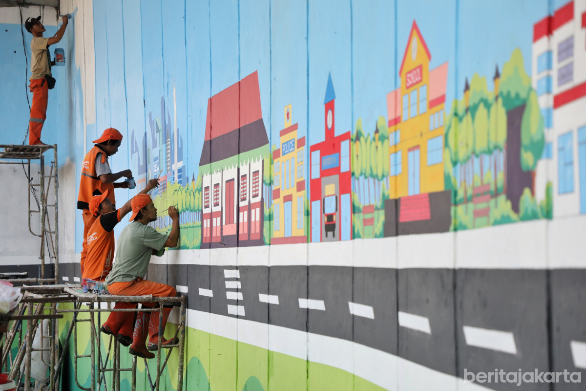 Sejumlah Petugas PPSU sedang mengerjakan pembuatan mural