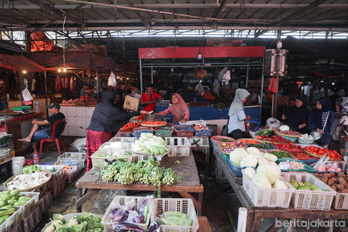 Suasana kegiatan jual beli di Pasar Kebayoran Lama
