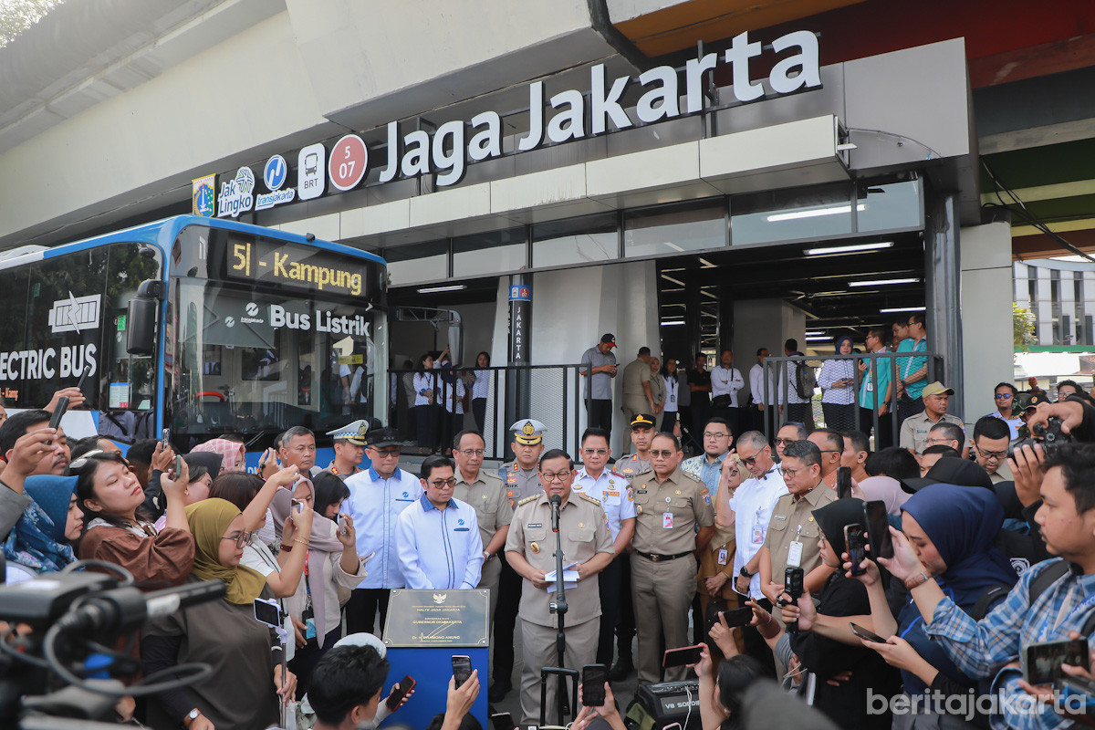 Pramono memberikan keterangan usai meresmikan Halte Jaga Jakarta di Senen