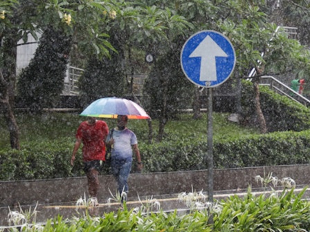 Gerimis Basahi Sebagian Jakarta Siang Ini