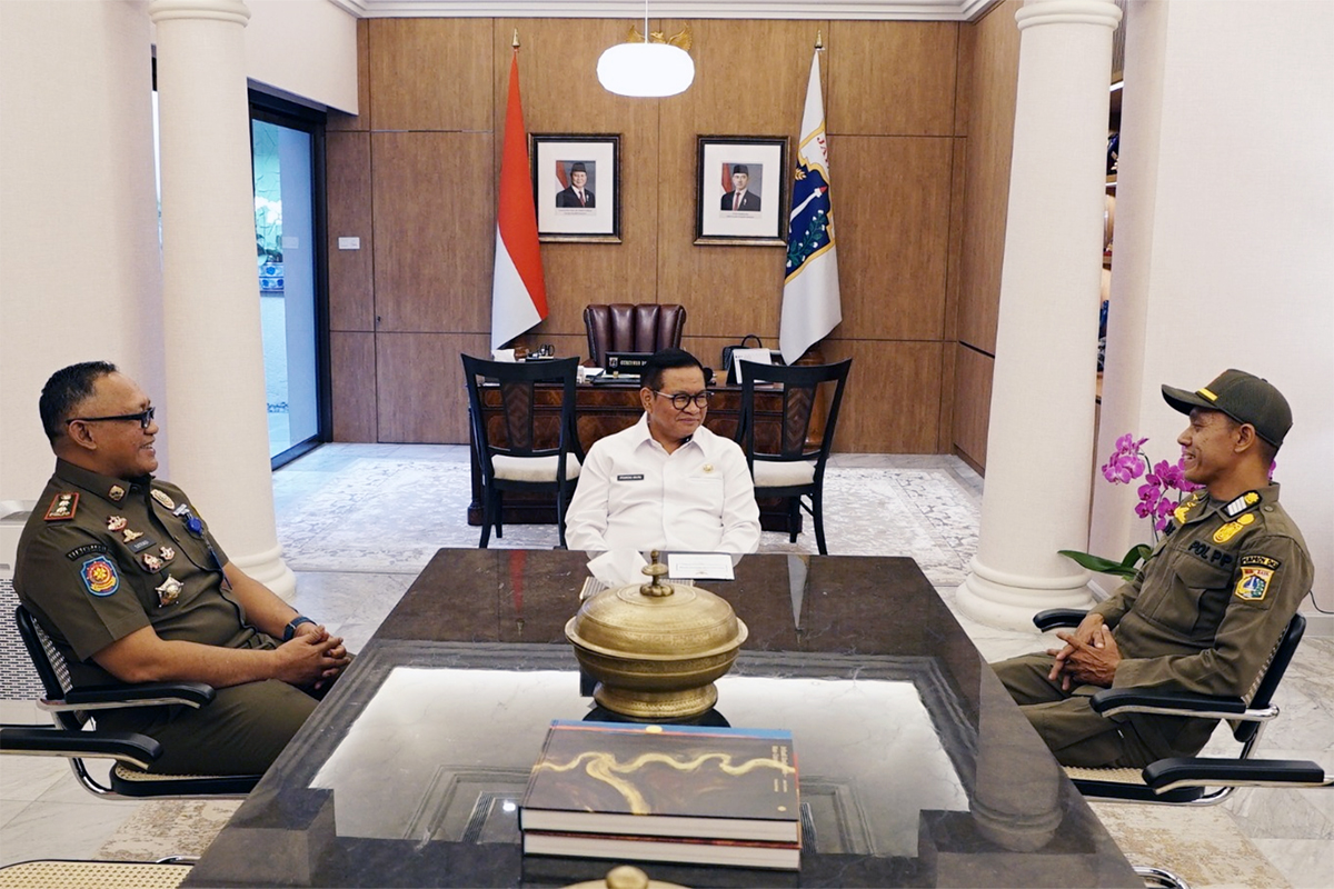 Dede, personel Satpol PP yang jago bahasa inggris berbincang dengan Gubernur