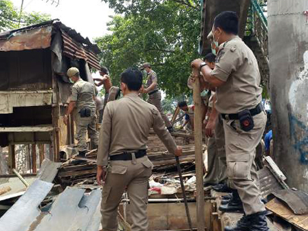 10 Bangunan Liar di Bukit Duri Dibongkar