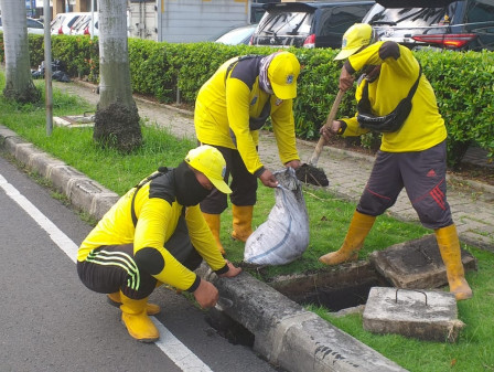 Sudin Bina Marga Bersihkan Tali Air di Jalan Taman Aries