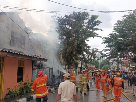 Sembilan Mobil Pemadam Atasi Kebakaran Tiga Ruko di Cipinang Cempedak 