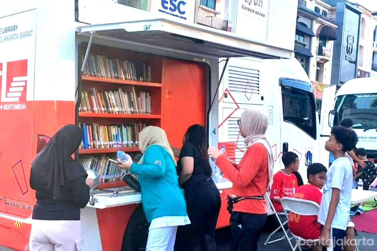 Warga antusias meminjam buku di perpustakaan keliling Sudin Pusip Jakbar