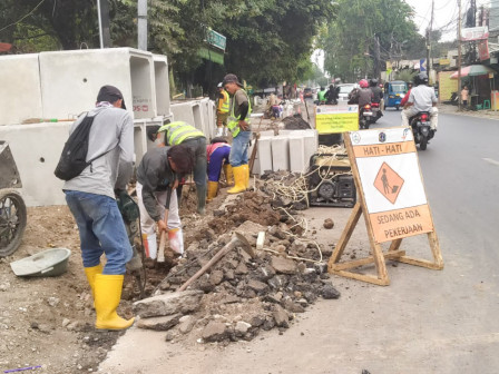 Perbaikan Trotoar di Pondok Bambu Capai 32,22 Persen 