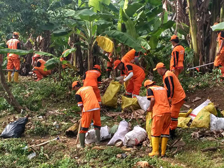 Puluhan PPSU Bersihkan Lahan di Waduk Bango