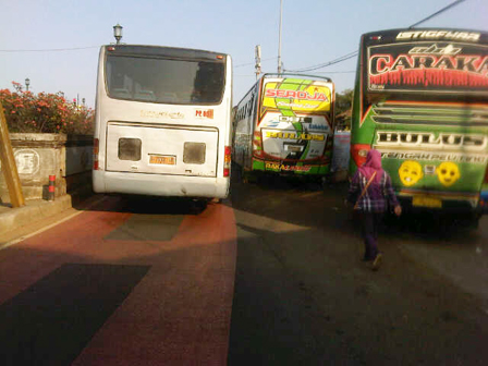 Bus AKAP Parkir Sembarangan di Lebak Bulus