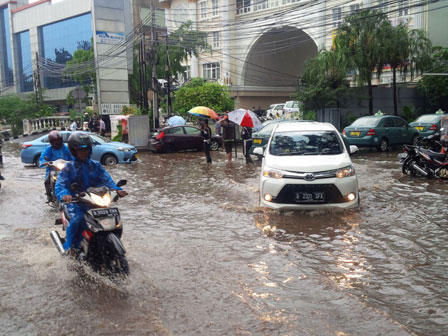 Beberapa Ruas Jalan di Jaksel Tergenang