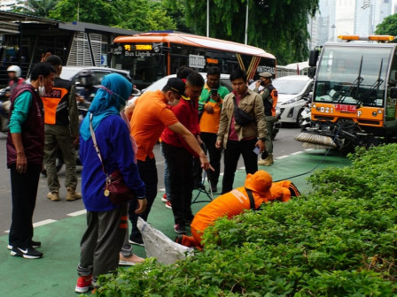 Pasukan Pelangi Dikerahkan Bersihkan Tali Air di Jalan Sudirman