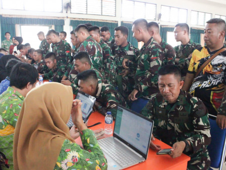 Ratusan Anggota TNI Lakukan Aktivasi IKD di Kelurahan Srengseng Sawah