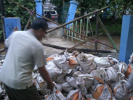 jembatan_jebol_banjir_nurito.jpg