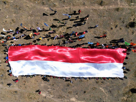 Sispala DKI Sukses Bentangkan Bendera Merah Putih Raksasa di Gunung Gede