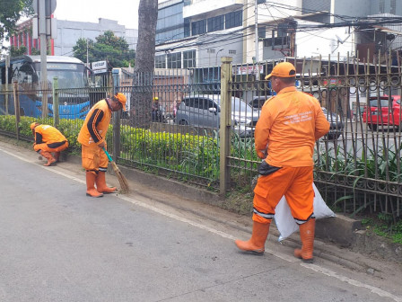  30  Personel PPSU Bersihkan Jalur Busway Daan Mogot 