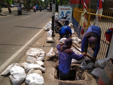 Saluran di Jalan Kahfi II Dikuras