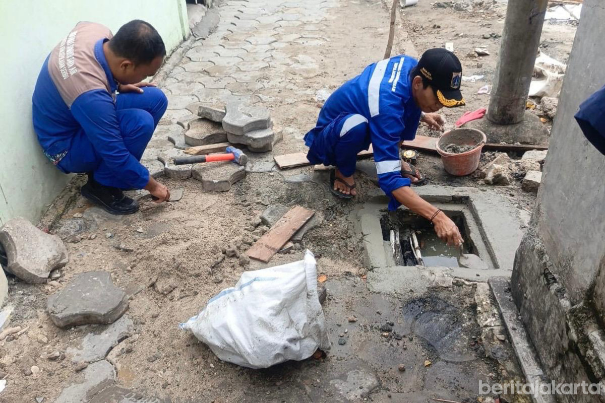 Proses Perbaikan Saluran Air di Pulau Panggang