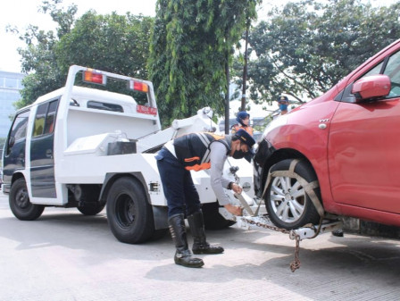 Puluhan Kendaraan Parkir Liar Ditindak di Jakut