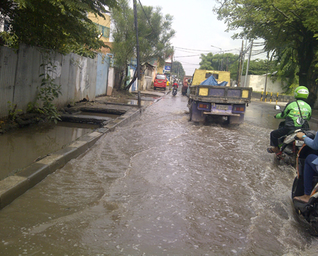 Air Masih Genangi Jl Raya Kapuk