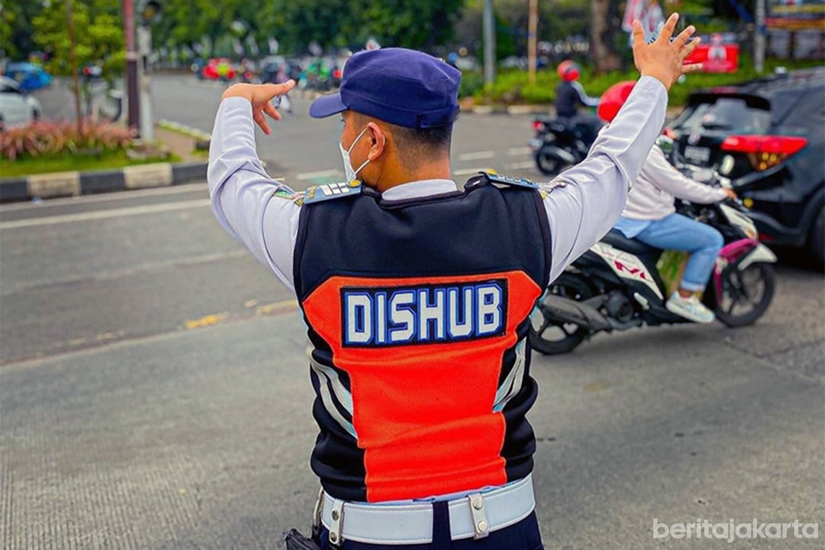Petugas Dishub mengatur lalu lintas