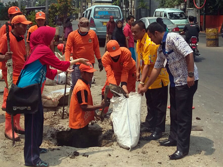 Saluran di Jl Ciputat Raya Dikuras