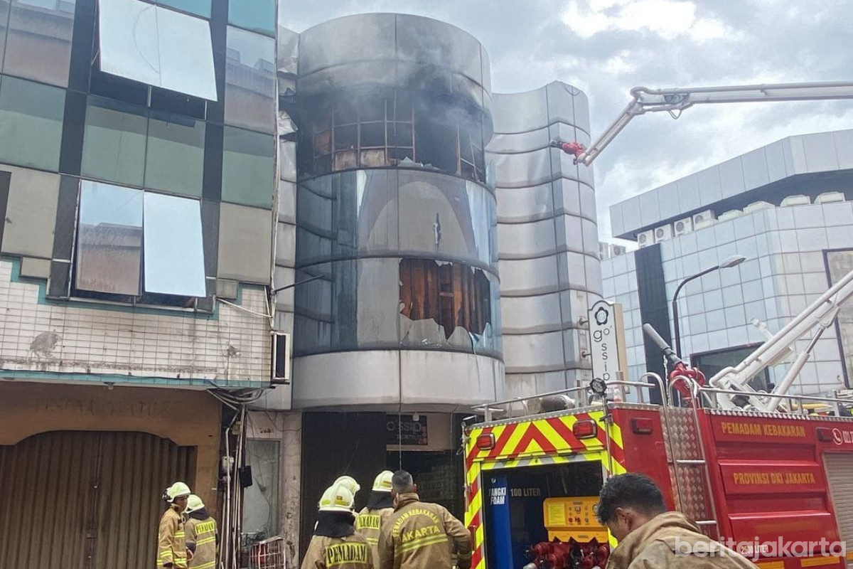 Puluhan Personel Dikerahkan mengatasi kebakaran di Ruko Tekstil Fatmawati