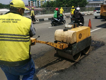  Sudin Bina Marga Jaktim Perbaiki Kerusakan Jalan di Fly Over Klender 