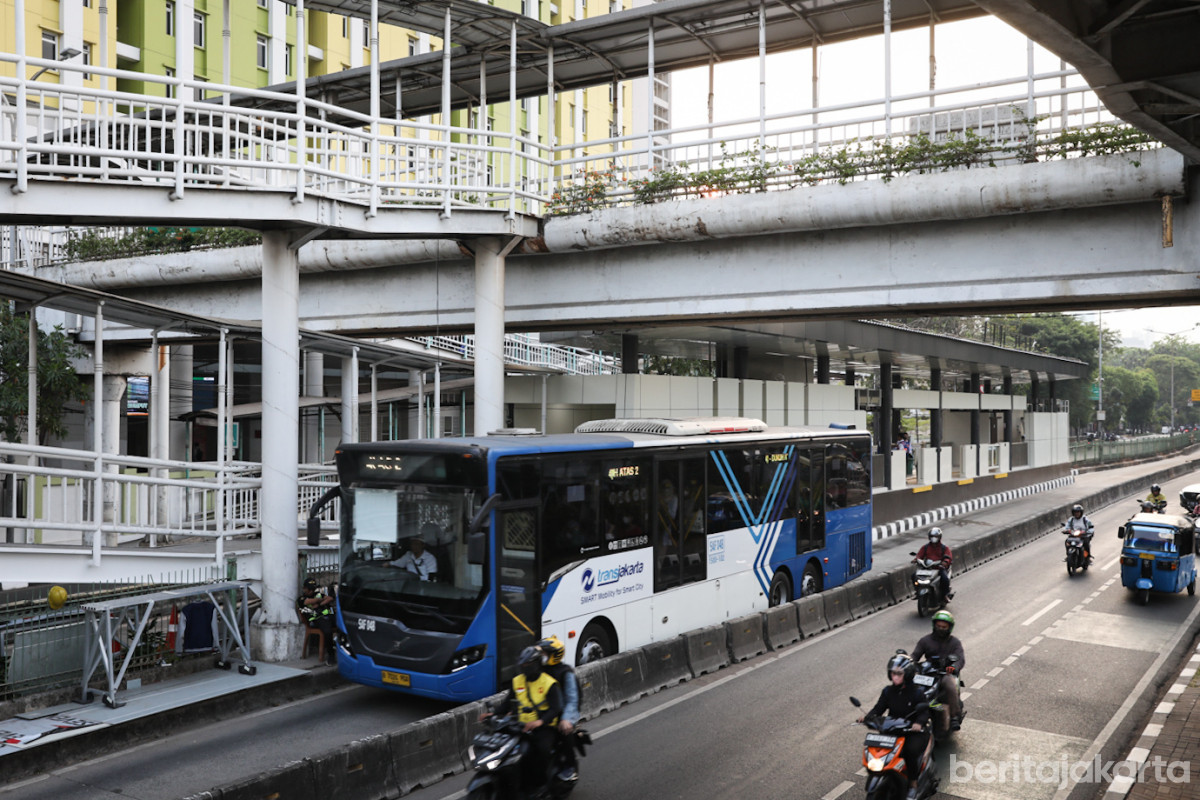 Bus Transjakarta melintas di Halte Pasar Rumput