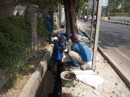  Sudin SDA Jakpus Keruk Saluran di Jalan Cempaka Putih Barat XVII