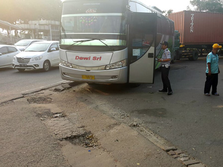 Sudinhubtrans Jakbar Kandangkan Satu Bus AKAP Mangkal di Terminal Bayangan