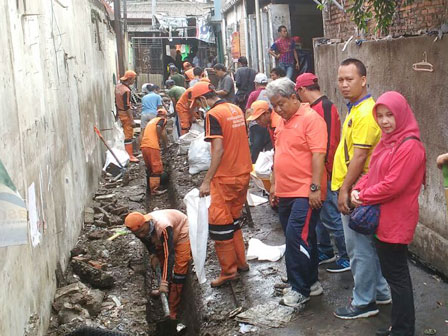  Kelurahan Bungur Fokus Bersihkan Saluran di Gang IV 