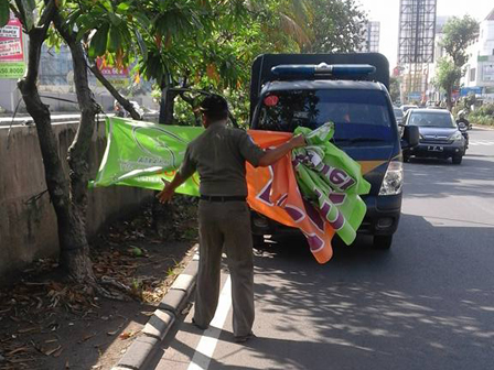 21 Spanduk dan Umbul-Umbul Liar di Cengkareng Ditertibkan