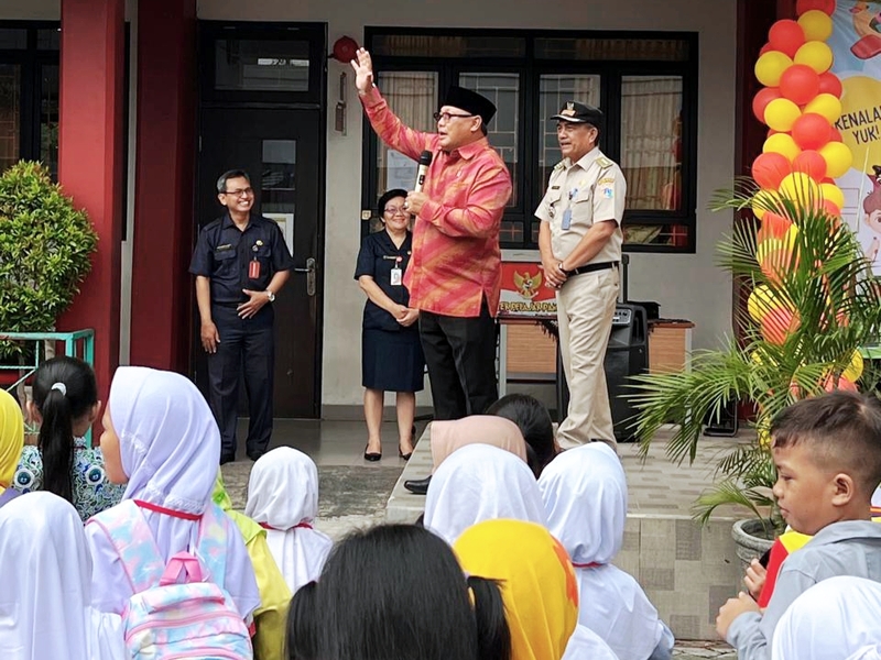Ketua Komisi E Tinjau MPLS di SDN Cipayung dan SMA PB Soedirman