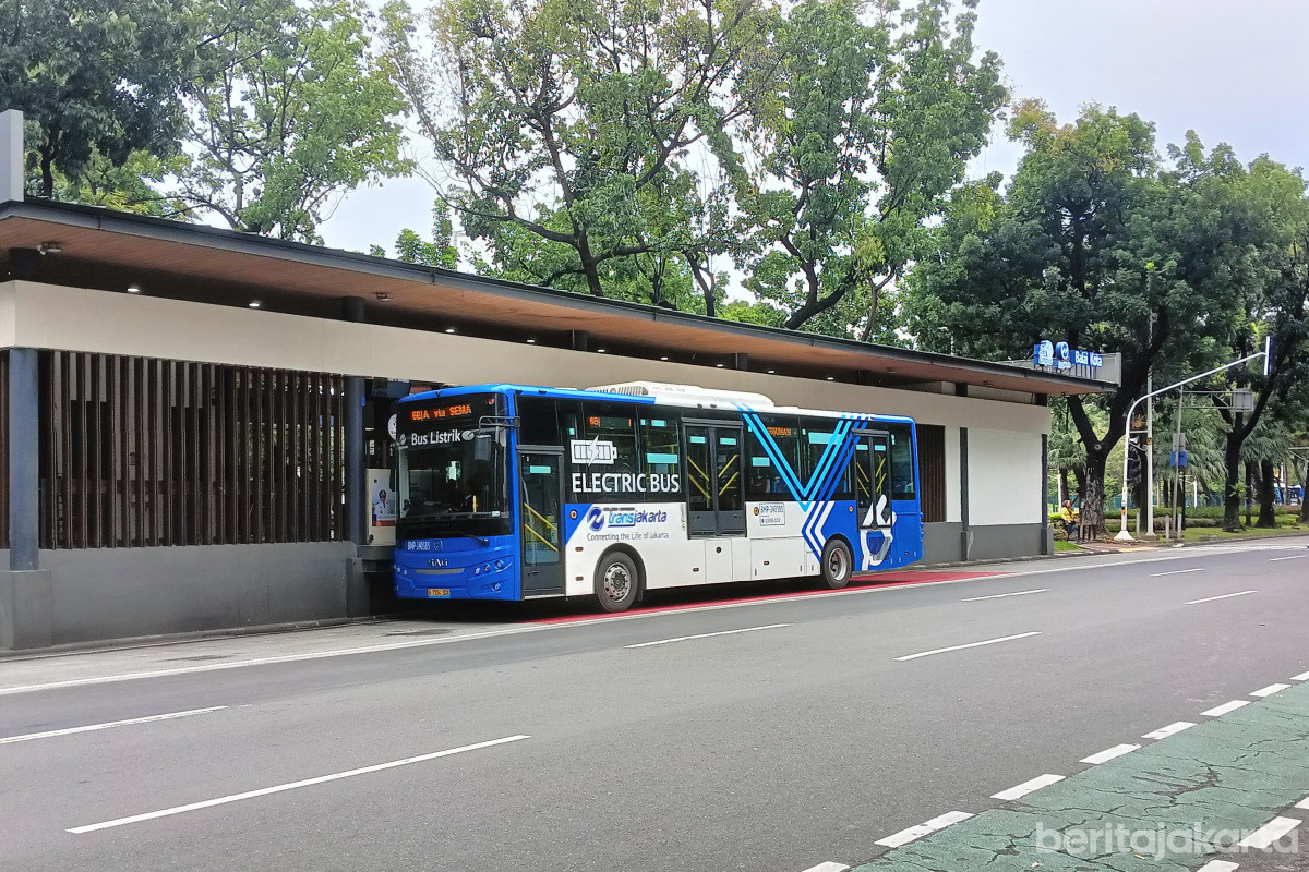 Bus transjakarta berhenti di Halte Balai Kota