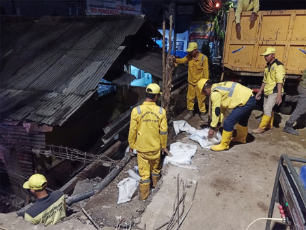 Turap Longsor di Kali Cakung Mulai Diperbaiki