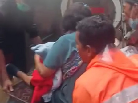 55 Petugas Gabungan Dikerahkan Bantu Warga Dampak Banjir di Karet Semanggi