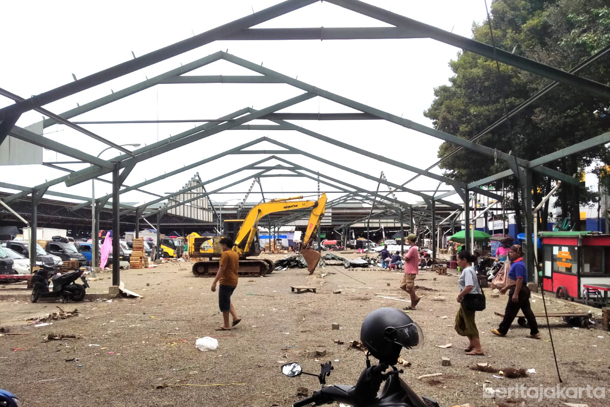Pedagang Pasar Induk Kramat Jati Akan Direlokasi ke Penampungan Sementara