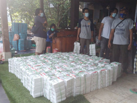  PMI Jaksel Siapkan 500 Nasi Kotak untuk Pengungsi Banjir dan Longsor di Ciganjur 