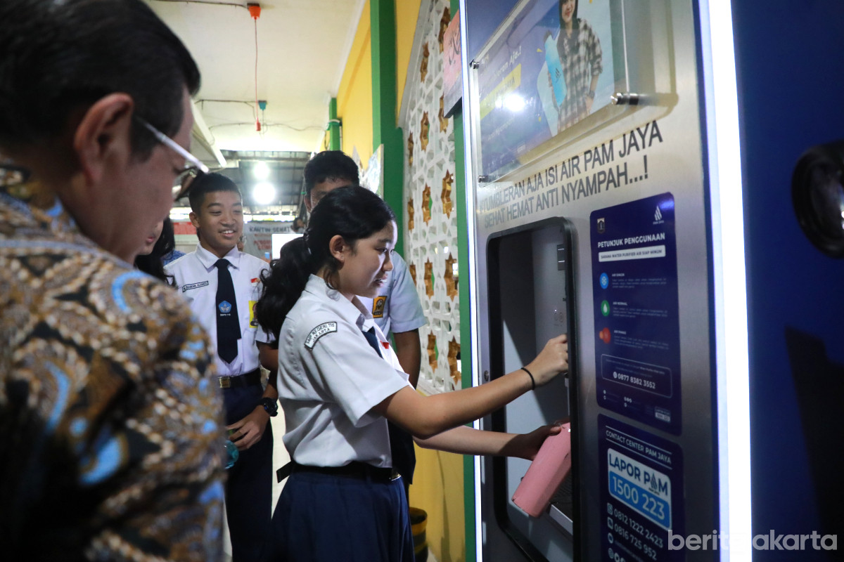 Pramono meninjau siswa SMPN 115 menggunakan Mesin Water Purifier