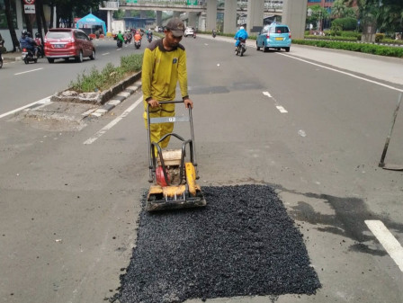 Pemprov DKI Perbaiki Jalanan Berlubang di Jalan Rasuna Said