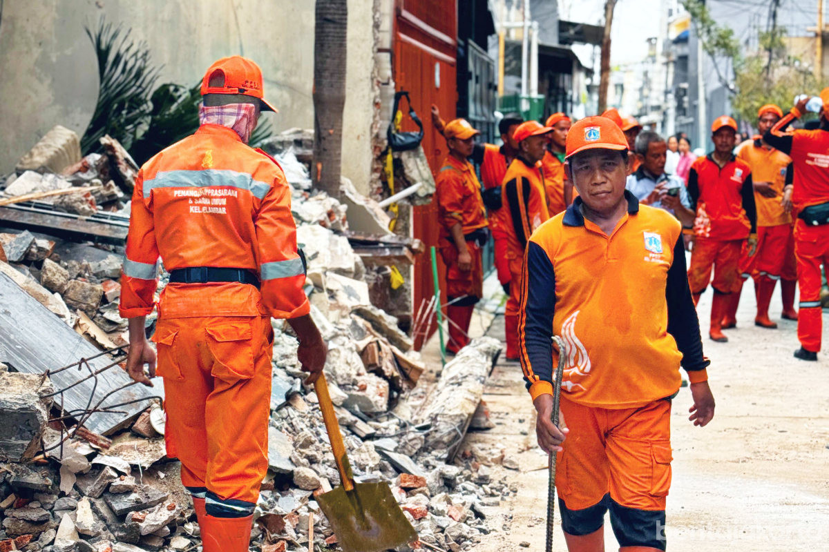 Personel Gabungan Bersihkan Puing Pascaledakan Gas di Jelambar 